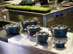 Cast Iron - Braadpan - Gietijzer - Met Deksel - Ø20x9cm - Zwart 7 Cast Iron - Braadpan - Gietijzer - Met Deksel - Ø20x9cm - Zwart -Pot Bevordering 1200x899 29