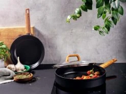 Gero Mark Hapjespan Met Deksel Ø 28 Cm - Aluminium - Inductie - PFAS-vrij 12 Gero Mark Hapjespan Met Deksel Ø 28 Cm - Aluminium - Inductie - PFAS-vrij -Pot Bevordering 1200x900 40