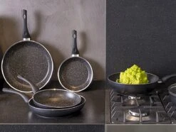 Sola Koekenpan Stonehenge - Ø 30 Cm - Zwart/wit - Aluminium - Antiaanbaklaag 9 Sola Koekenpan Stonehenge - Ø 30 Cm - Zwart/wit - Aluminium - Antiaanbaklaag -Pot Bevordering 1200x906 14