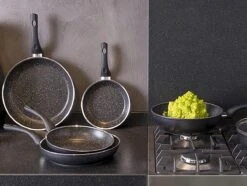 Sola Wokpan Stonehenge - Ø 28 Cm - Zwart/wit - Aluminium - Antiaanbaklaag 8 Sola Wokpan Stonehenge - Ø 28 Cm - Zwart/wit - Aluminium - Antiaanbaklaag -Pot Bevordering 1200x906 8