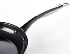 Dagelijkse Kost Door Jeroen Meus - Koekenpan ø28cm - Inductie - Anti-aanbak - PFAS-vrij 19 Dagelijkse Kost Door Jeroen Meus - Koekenpan ø28cm - Inductie - Anti-aanbak - PFAS-vrij -Pot Bevordering 1200x926 39