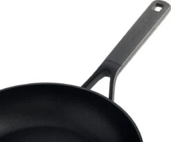 KitchenAid Classic Forged Aluminium Wok ø28cm - Zwart - Inductie - Anti-aanbak -Pot Bevordering 1200x997 1