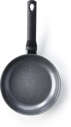 BK Universe Koekenpan Ø 28cm - Inductie - Anti-aanbak - PFAS-vrij -Pot Bevordering 679x1200