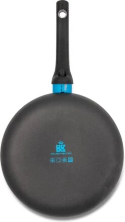 BK Blue Label Basics Hapjespan - Ø 24 Cm - Keramisch (PFAS Vrij) - Geen Inductie -Pot Bevordering 679x1200 3