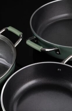 Primecook - Braadpan / Hapjespan Met Deksel - Ø 28 Cm - PFAS-vrij - Inductie - Ecoshield 23 Primecook - Braadpan / Hapjespan Met Deksel - Ø 28 Cm - PFAS-vrij - Inductie - Ecoshield -Pot Bevordering 781x1200