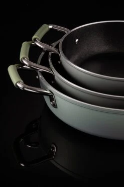 Primecook - Braadpan / Hapjespan Met Deksel - Ø 28 Cm - PFAS-vrij - Inductie - Ecoshield 24 Primecook - Braadpan / Hapjespan Met Deksel - Ø 28 Cm - PFAS-vrij - Inductie - Ecoshield -Pot Bevordering 797x1200 1