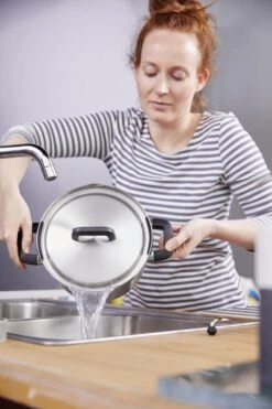 BK Flow Cool Pannenset - 4-delig – RVS Deksels - Veilig Afgietsysteem - Geschikt Voor Alle Warmtebronnen 33 BK Flow Cool Pannenset - 4-delig – RVS Deksels - Veilig Afgietsysteem - Geschikt Voor Alle Warmtebronnen -Pot Bevordering 799x1200 1