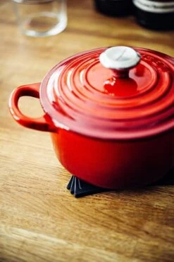 Le Creuset Signature Braadpan - 4,2 L - 24 Cm - Kersenrood 17 Le Creuset Signature Braadpan - 4,2 L - 24 Cm - Kersenrood -Pot Bevordering 801x1200 4