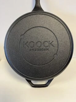 Koock Amsterdam® Skillet Gietijzer - Koekenpan - Geschikt Voor Alle Warmtebronnen Incl. BBQ En Inductie 14 Koock Amsterdam® Skillet Gietijzer - Koekenpan - Geschikt Voor Alle Warmtebronnen Incl. BBQ En Inductie -Pot Bevordering 899x1200 4