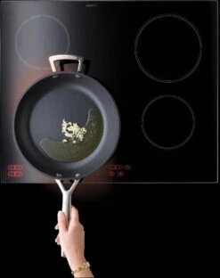 Le Creuset Koekenpan Les Forgées TNS - ø 28 Cm - Standaard Anti-aanbaklaag 13 Le Creuset Koekenpan Les Forgées TNS - ø 28 Cm - Standaard Anti-aanbaklaag -Pot Bevordering 951x1200 4